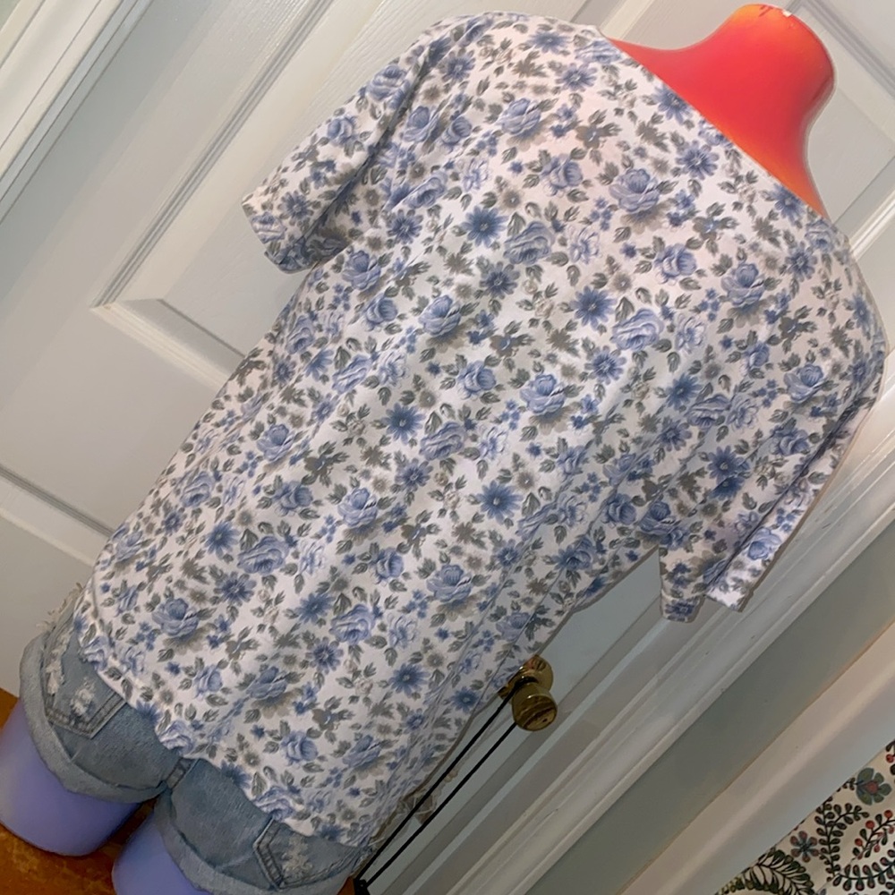 VINTAGE Floral Blue and White Women's Top - Picture 7 of 10